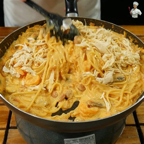 Salsa cremosa de espaguetis en una sartén
