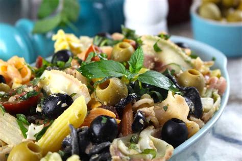 Ensalada de pasta con aceitunas, embutidos y queso