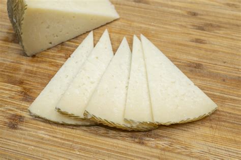 Tabla de cortar con un sándwich muffuletta cortado en triángulos
