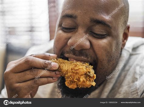 Persona soñando con pollo frito