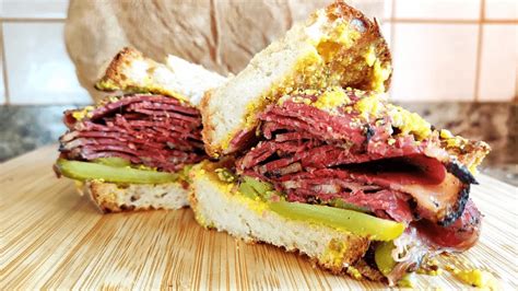 Sándwich de pastrami en pan de centeno