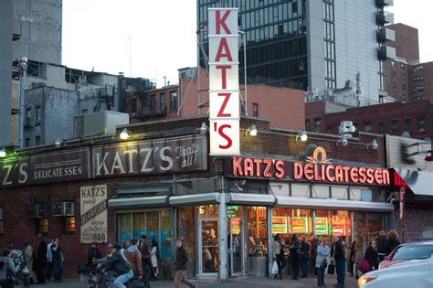 Exterior de Katz's Delicatessen en Nueva York