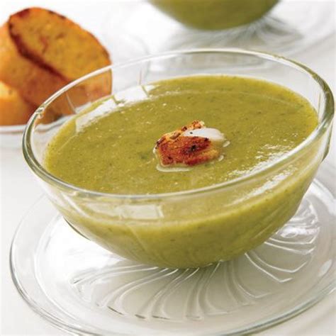Ingredientes básicos para sopa de lechuga: lechuga, cebolla, papa, caldo