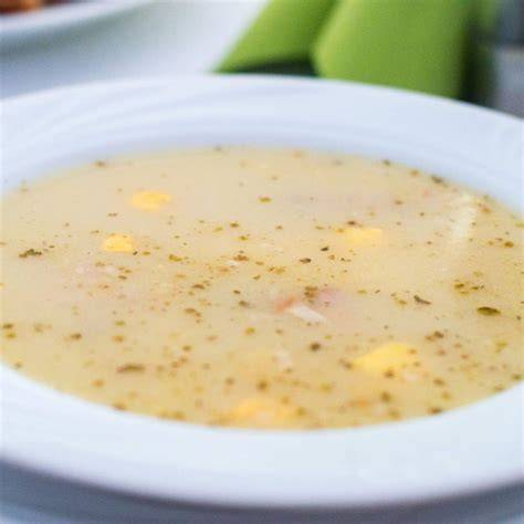 Sopa de lechuga con patatas y queso