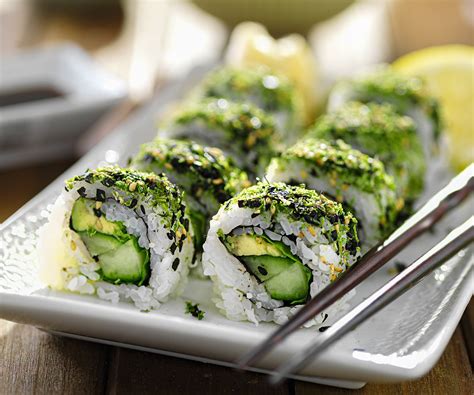 Platos variados de sushi vegano