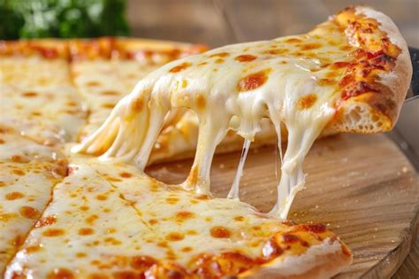 Nachos recién salidos del horno con queso derretido