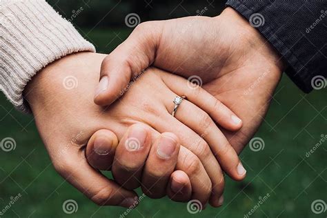 Pareja comprometida con anillos y postres individuales