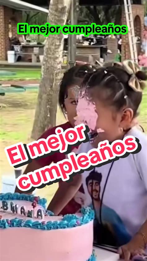 Niñas peleando por el pastel de cumpleaños