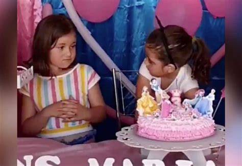 Las niñas del pastel celebrando un cumpleaños juntas, sin peleas