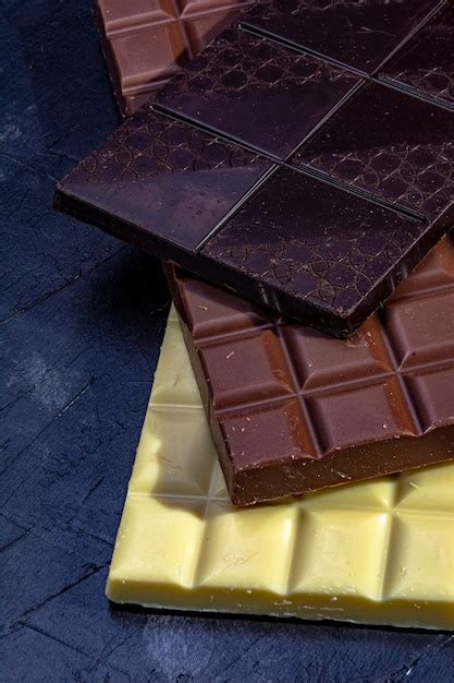 Capas de chocolate blanco, con leche y negro en un molde