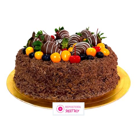 Torta tricolor de chocolate decorada con virutas y bolitas