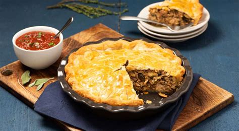 Tourtière servida en plato tradicional