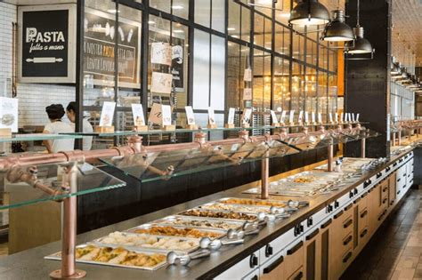 Interior de un restaurante Muerde la Pasta con buffet