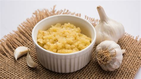 Ajos y aceite de oliva para triturar