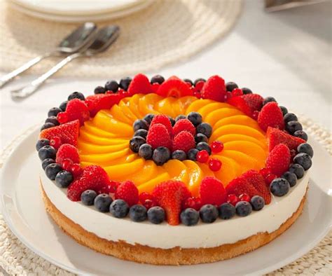 Mesa con diferentes tartas de frutas