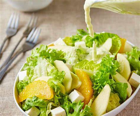 Ensalada fresca con aderezo de yogur y coco