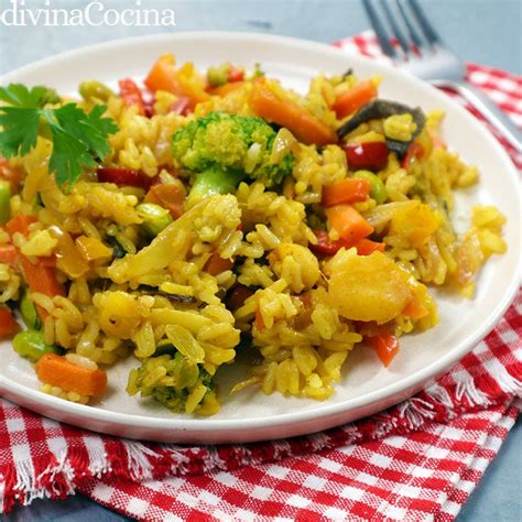 Plato servido de curry de verduras con arroz