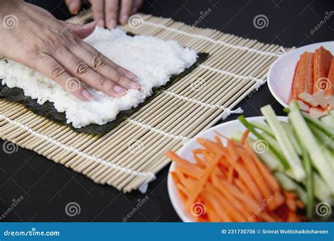 Alicia Alonso preparando sushi con una sonrisa