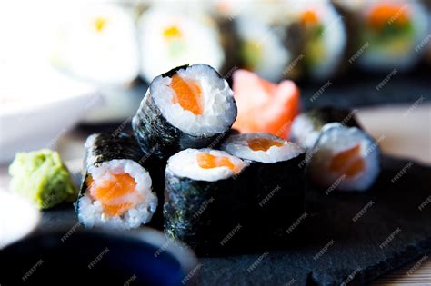 Ingredientes frescos para sushi: arroz, alga nori, pescado y verduras