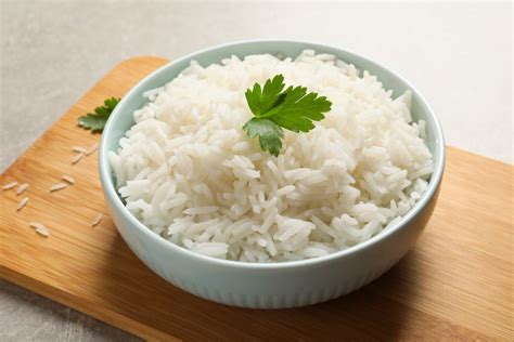 Primer plano de arroz de sushi perfectamente cocido y brillante