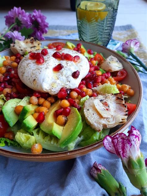 Ensalada fresca con garbanzos, burrata, alcachofas y granada
