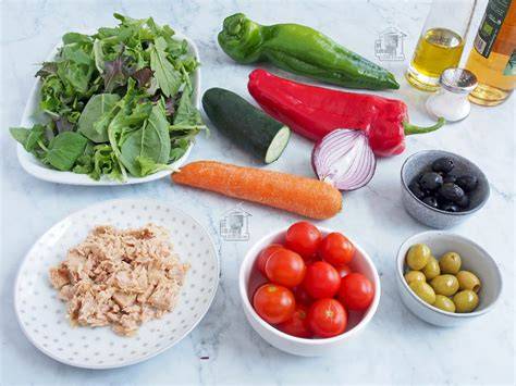 Todos los ingredientes frescos para la ensalada
