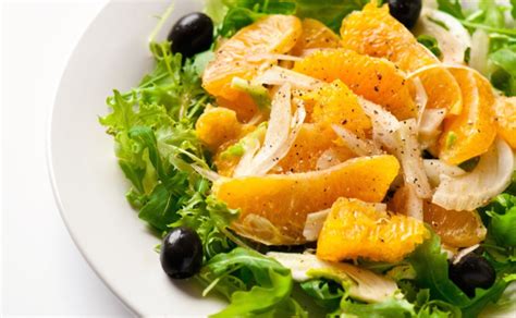 Ensalada siciliana de naranja con aceitunas negras y albahaca