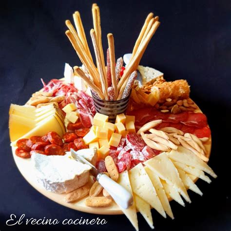 Fotografía de tortas de sal acompañadas de una tabla de quesos y embutidos