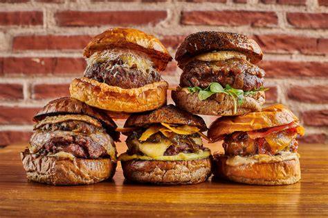 Variedad de hamburguesas gourmet de La Taberna Burger Art