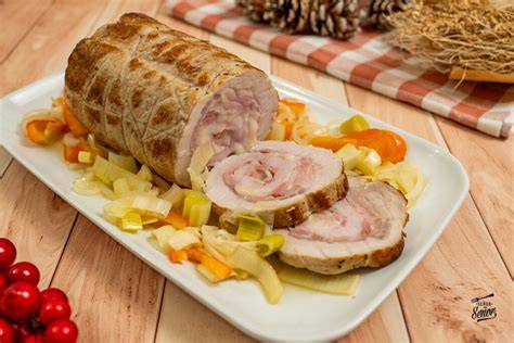 Lomo de cerdo relleno sellado y atado