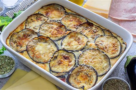 Pastel de berenjenas recién gratinado