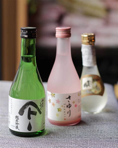 Selección de bebidas para acompañar sushi: sake, té verde y cerveza
