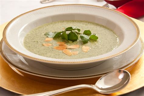 Crema verde con berros y almendras