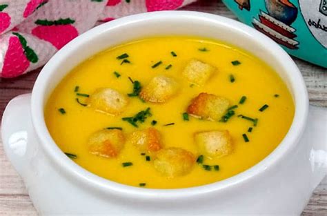Tazón humeante de crema de verduras