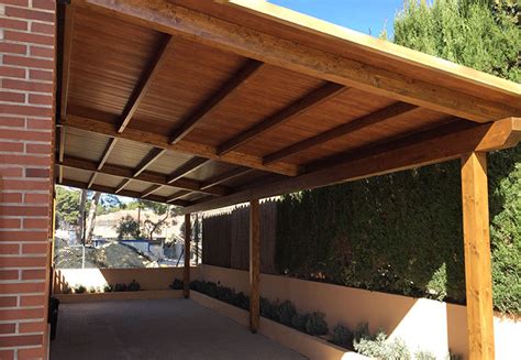 Pérgola de madera con panel sándwich en un jardín