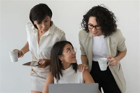 Mujeres emprendedoras trabajando juntas