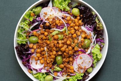 Ensalada con garbanzos crujientes como topping