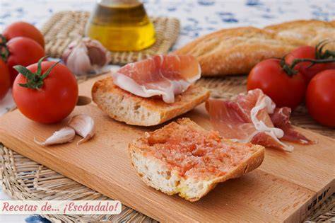 Diferentes combinaciones de pan con aceite (con jamón, tomate, ajo)