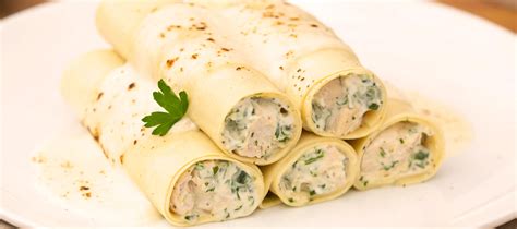 Plato de canelones de pollo con panqueques gratinados
