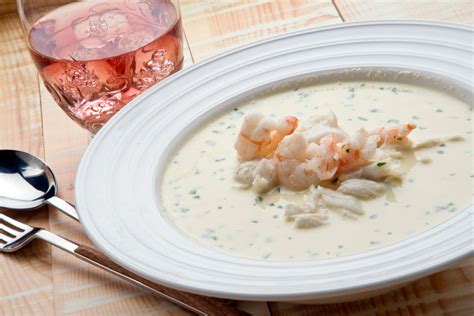 Plato de gazpachuelo malagueño servido en un restaurante