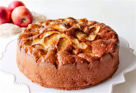 Bizcocho de manzana esponjoso con capas de manzana