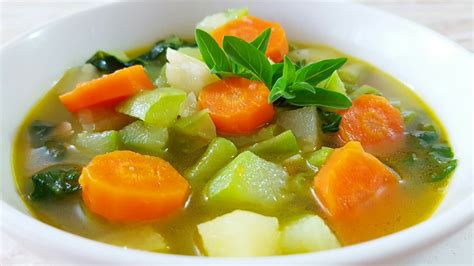 Sopa de verduras casera con ingredientes frescos