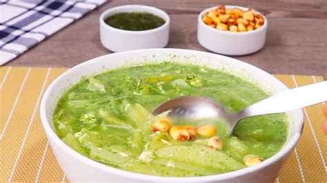 Sopa verde con ingredientes frescos y aguacate