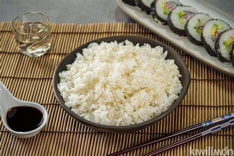 Arroz para sushi y rábano cortado