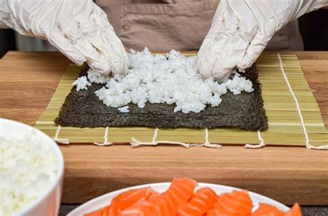 Proceso de enrollado de sushi