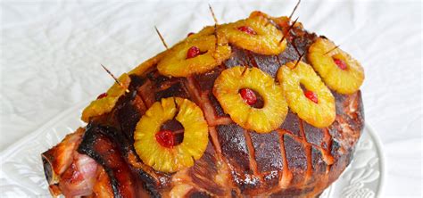 Jamón asado con piña decorado con cerezas marrasquino