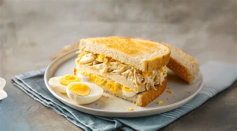 Sándwich de pollo desmechado con mayonesa