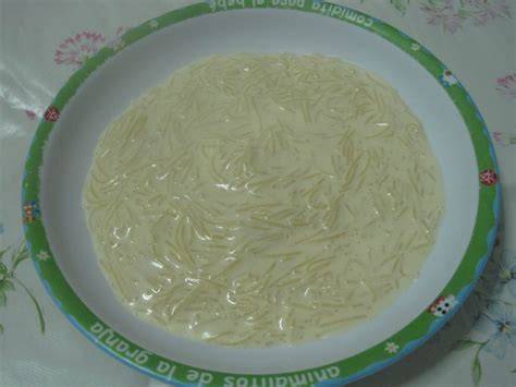 Plato de fideos con leche recién servido con un toque de canela