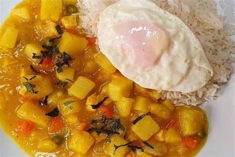 Cau cau con huevo frito