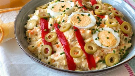 Ensaladilla rusa en un bol con decoración